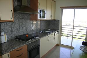 cocina con fregadero y fogones en Condominio Encosta Da Orada by Garvetur, en Albufeira