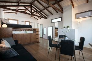 una sala da pranzo e una cucina con tavolo e sedie di RomeAsYouLike - Babuino Sweet Loft a Roma