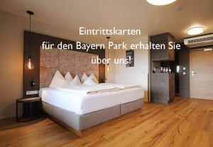 a bedroom with a large white bed in a room at Vilstaler Hof Landgasthof & Hotel in Rottersdorf