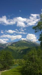 vistas a una montaña con árboles y nubes en Majellame, en Caramanico Terme