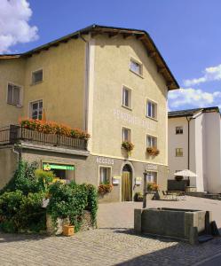 a building with flowers on the side of it at Pensione Capelli in Prada