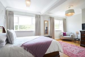 Postel nebo postele na pokoji v ubytování Luxury Lodges in Doolin Village with Hot Tubs