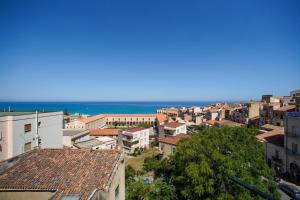 une ville avec des bâtiments et l'océan en arrière-plan dans l'établissement Casa Tramonto by Wonderful Italy, à Cefalù