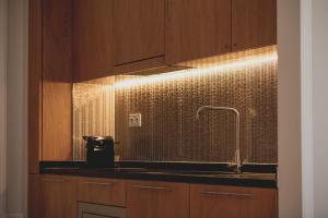 een keuken met een wastafel en een wand met facetten bij viterbo'8 - The Artists House in Porto +88 foto's