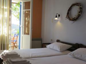 1 dormitorio con 2 camas y espejo en la pared en Korali apartments en Galissas