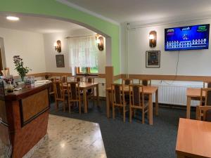 TV a/nebo společenská místnost v ubytování Hospůdka U rybníčku