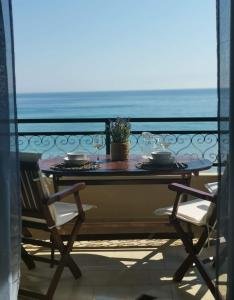 Una mesa en un balcón con vista al mar. en Glyfada New Era Home 31 Menigos Resort Apartments, en Glyfada