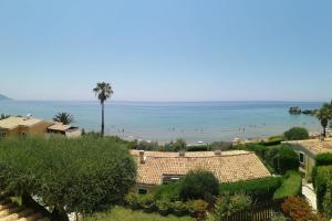 een uitzicht op het strand vanuit een huis bij Glyfada New Era Home 31 Menigos Resort Apartments in Glyfada