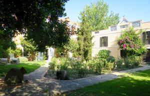 Vrt pred nastanitvijo Hotel Kalehan