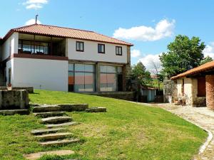 Una casa con un patio con césped en frente. en Quinta da Alagoa, en Santa Maria de Émeres