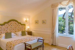 Postel nebo postele na pokoji v ubytování Grand Hotel Excelsior Vittoria