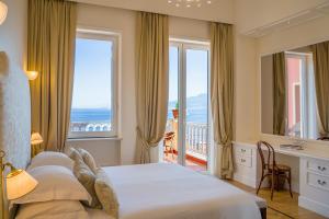 Postel nebo postele na pokoji v ubytování Grand Hotel Excelsior Vittoria