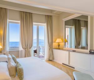 Postel nebo postele na pokoji v ubytování Grand Hotel Excelsior Vittoria