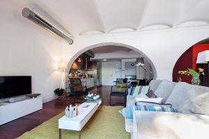 uma sala de estar com um sofá e uma mesa em BEACH LOFT TERRACE BCN em Barcelona