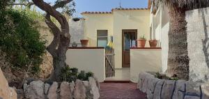 a house with a walkway leading to a door at La Casa Dei Delfini in Lampedusa