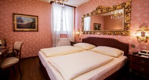Postel nebo postele na pokoji v ubytování Hotel Palais Porcia
