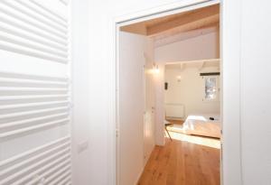 un piccolo appartamento con pareti bianche e pavimenti in legno di Tatta & Nanna Rooms a Oliena