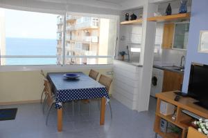 een keuken en eetkamer met een tafel en een raam bij BRAVAHOLIDAYS-121-Canastell-58 in Blanes