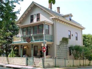 una casa blanca con una valla delante en Artful Lodger, en Newport