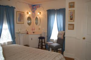 Schlafzimmer mit einem Bett, einem Tisch und Stühlen in der Unterkunft Artful Lodger in Newport