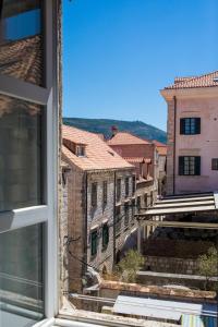 una ventana con vistas a la ciudad en Tony's Place, en Dubrovnik