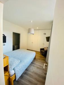 Säng eller sängar i ett rum på Hyper-centre Lille - Appartement John 65 m2 - Parking