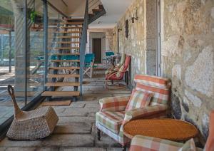 une terrasse avec des chaises, un escalier et des tables dans l'établissement Braga House & Wine, à Braga