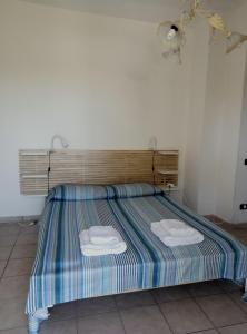 Postel nebo postele na pokoji v ubytování A La vue chambre BAGNO CONDIVISO SHARED BOTH2piano no lift no navetta a pagamento aria condizionata ed extra bed 3 MINUTI A PIEDI DA BUS PER FIERA DI ROMA