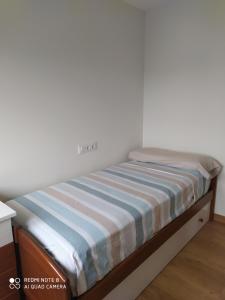 Giường trong phòng chung tại Piso de alquiler en Tapia de Casariego