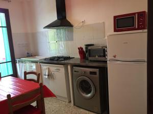 サリ・ソランザラにあるAppartement Solenzaraのキッチン(冷蔵庫、洗濯機付)