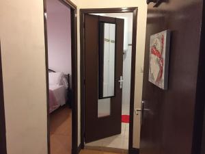 サリ・ソランザラにあるAppartement Solenzaraのベッドルーム1室につながるドア