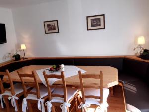 stół jadalny z krzesłami oraz stół z tkaniną w obiekcie Haus Reason w mieście Kitzbühel +11 zdjęć