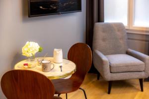 a living room with a table and a chair at Les appartements chics du Vieux-Port in Marseille