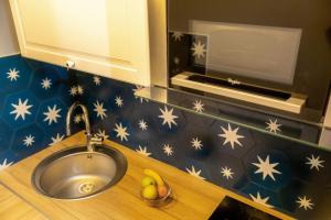 a kitchen counter with a sink and a microwave at Les appartements chics du Vieux-Port in Marseille
