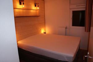 コトレにあるAppartement domaine des 100 Lacs 2 Chambres 6 Personnesのベッドルーム(白いベッド、ライト付)