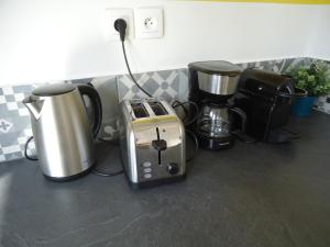 a kitchen counter with two coffee makers and a toaster at Appartement Lille/1ch/stationnement gratuit in Lille