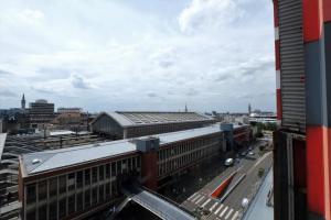 een uitzicht op de stad vanuit een gebouw bij Appartement Gare Lille Europe in Lille