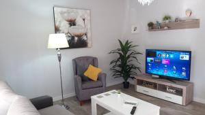 Televízia a/alebo spoločenská miestnosť v ubytovaní Los Nidos Sea Pretty&Beach- La Carihuela