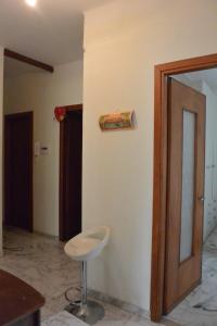 une chambre avec un tabouret à côté d'une porte dans l'établissement Mare Foce e Centro, à Sanremo