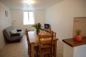 een keuken en eetkamer met een tafel en stoelen bij Le Cerf-Volant in Dieppe