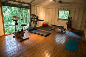 Posilňovňa alebo fitness centrum v ubytovaní Copal Tree Lodge a Muy'Ono Resort