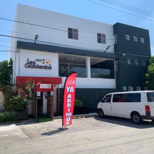 una furgoneta blanca estacionada frente a una gasolinera en Las Gardenias, en Cancún