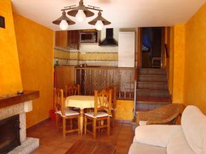 a kitchen with a table and chairs in a room at Apartamentos La Montaña in Frama