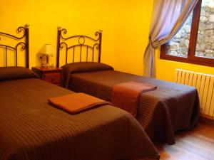 A bed or beds in a room at Apartamentos La Montaña