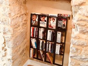 ヴァンヌにあるAppartement d'architecte vue portの壁に書籍が並ぶ本棚