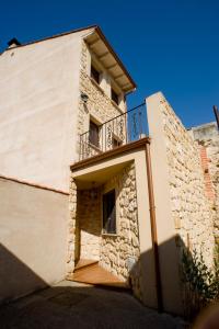 Carbonero el MayorにあるLA CASA DEL TIO MASEの側面にバルコニーがある建物