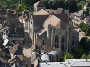 una vista aérea de una antigua iglesia en una ciudad en Appartement L'Arédien, en Saint-Yrieix-la-Perche