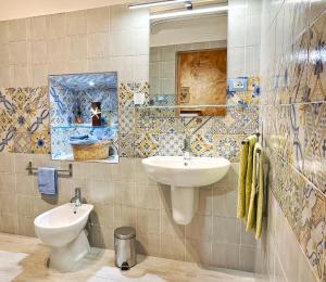 La salle de bains est pourvue d'un lavabo et de toilettes. dans l'établissement IL TRAPPETO B&B, à Laterza