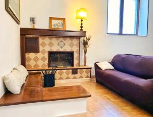 - un salon avec un canapé et une cheminée dans l'établissement IL TRAPPETO B&B, à Laterza