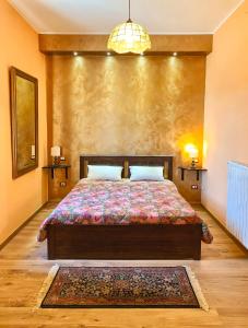 - une chambre avec un lit et une couette colorée dans l'établissement IL TRAPPETO B&B, à Laterza
